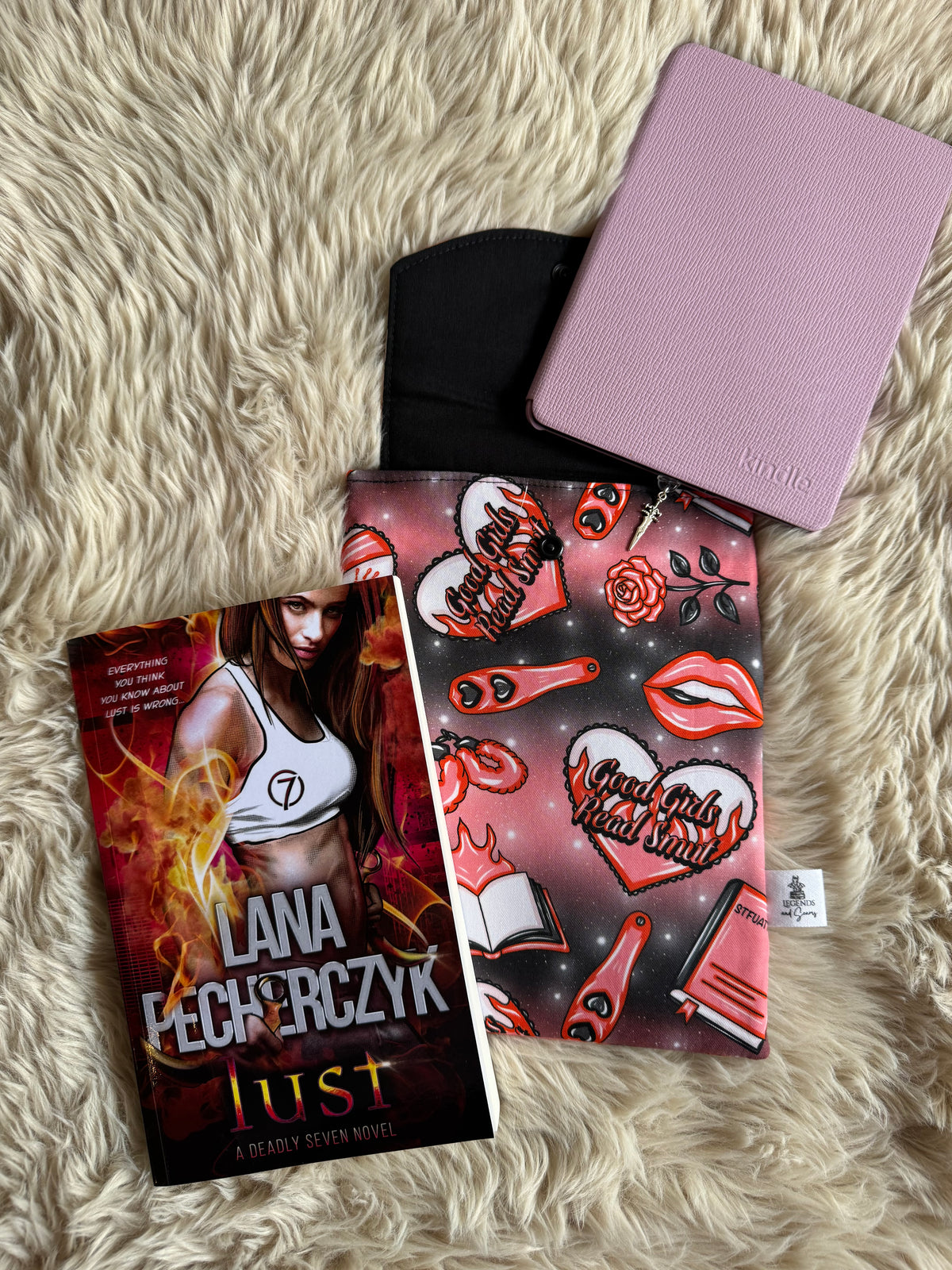 Good girls read smut Small eReader and Book Sleeve