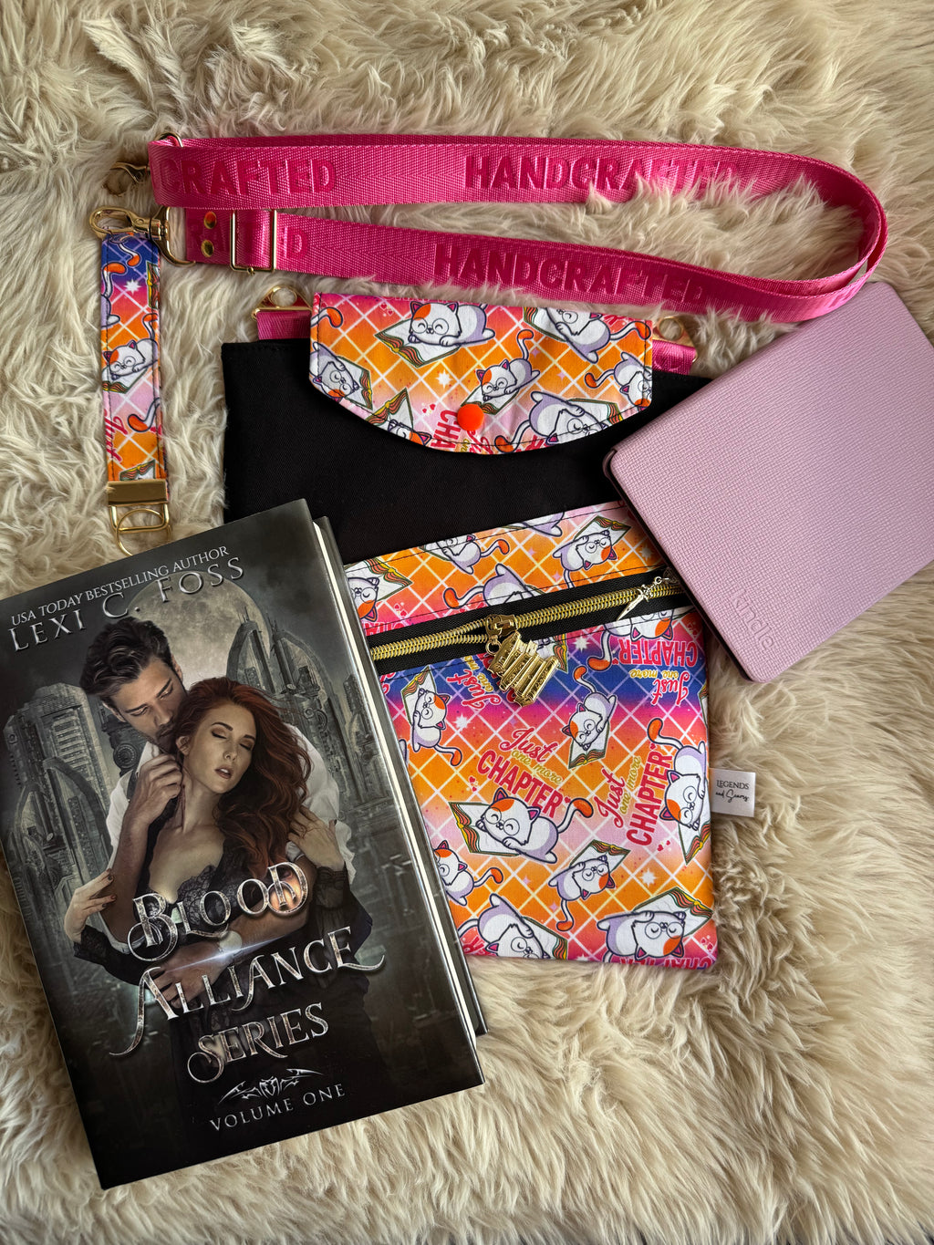 One more chapter kitty Large 3in1 Sleeve with adjustable strap