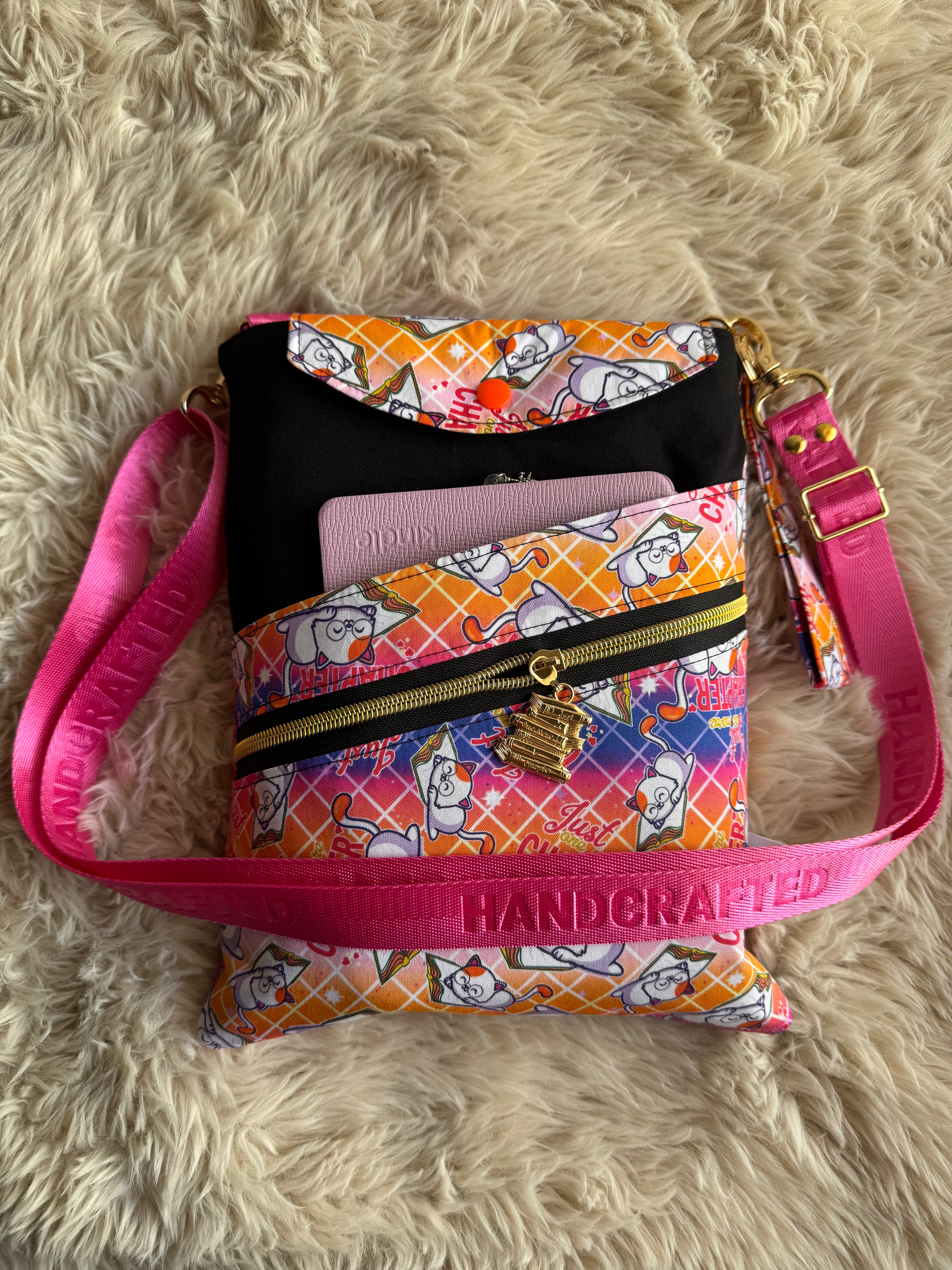 One more chapter kitty Large 3in1 Sleeve with adjustable strap