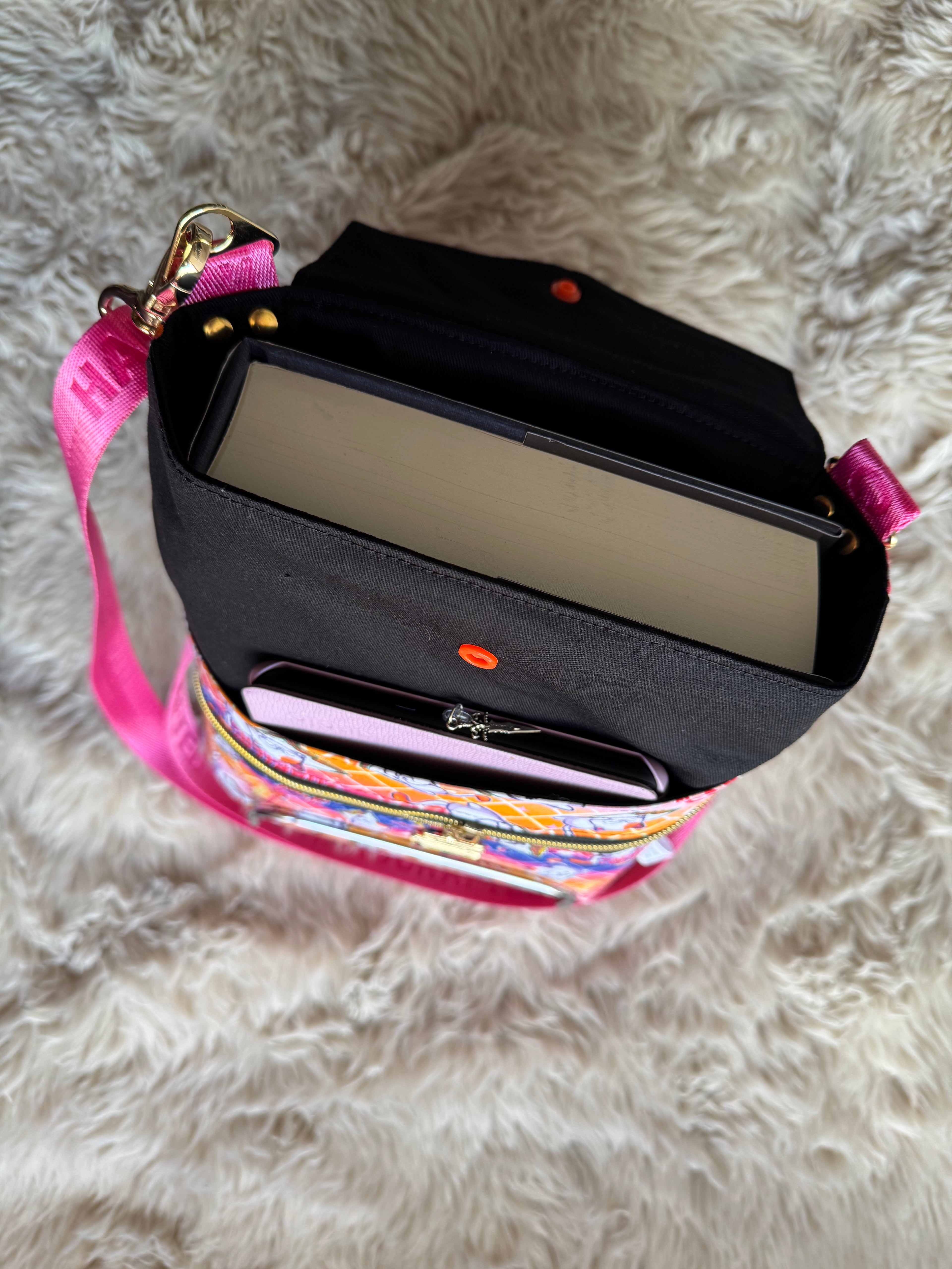 One more chapter kitty Large 3in1 Sleeve with adjustable strap