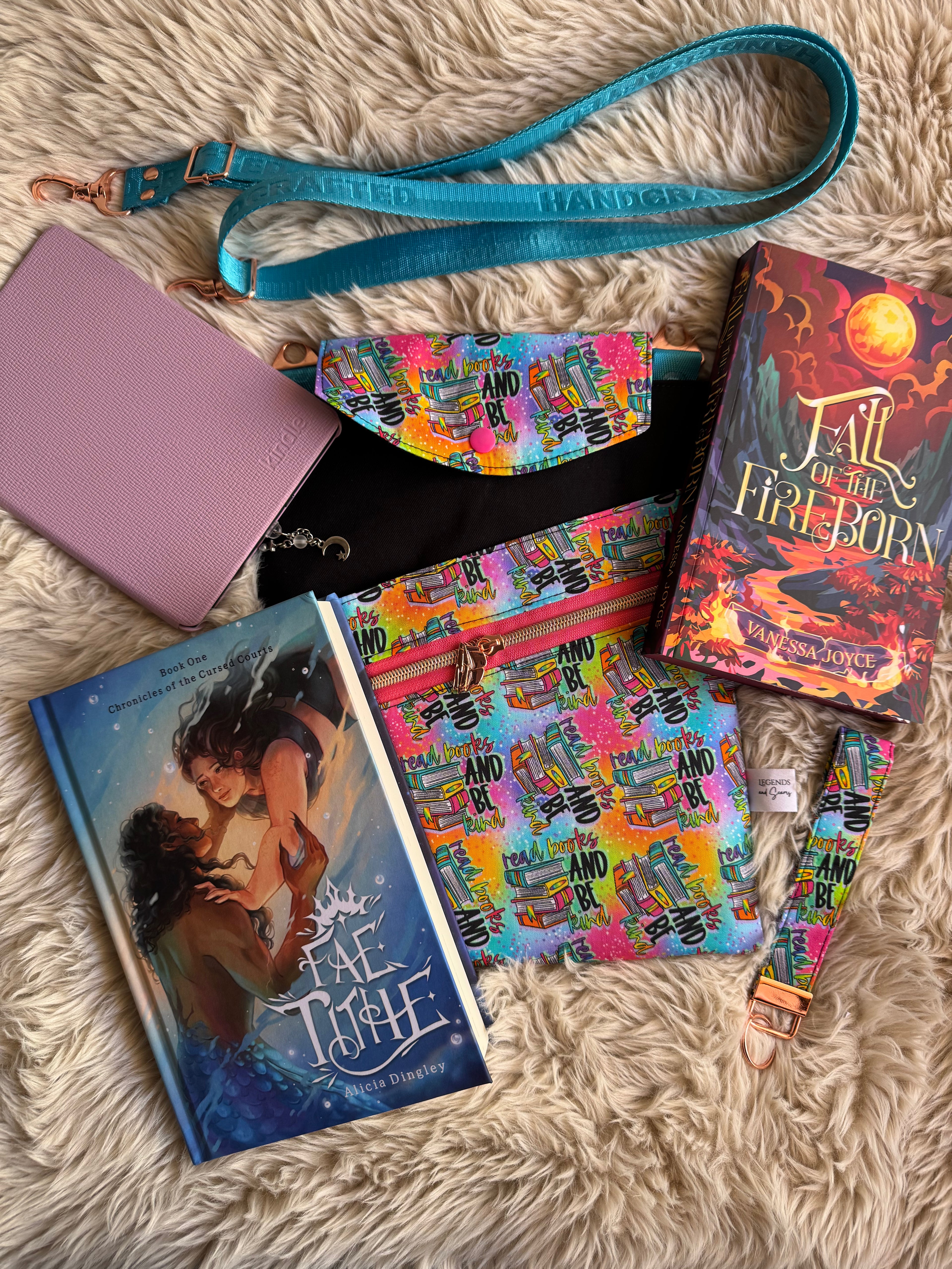 Read books and be kind Large 3in1 Sleeve with adjustable strap