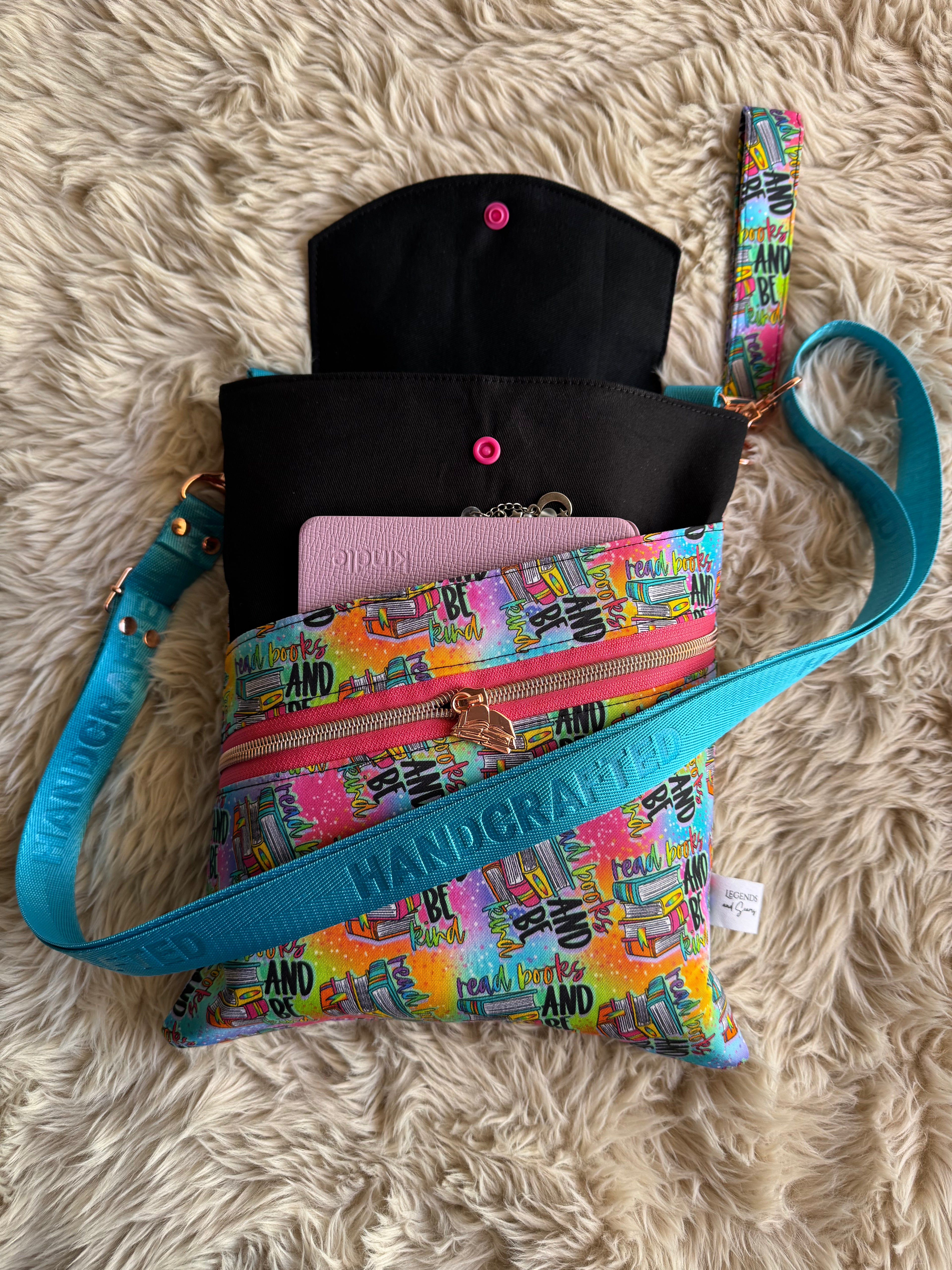 Read books and be kind Large 3in1 Sleeve with adjustable strap