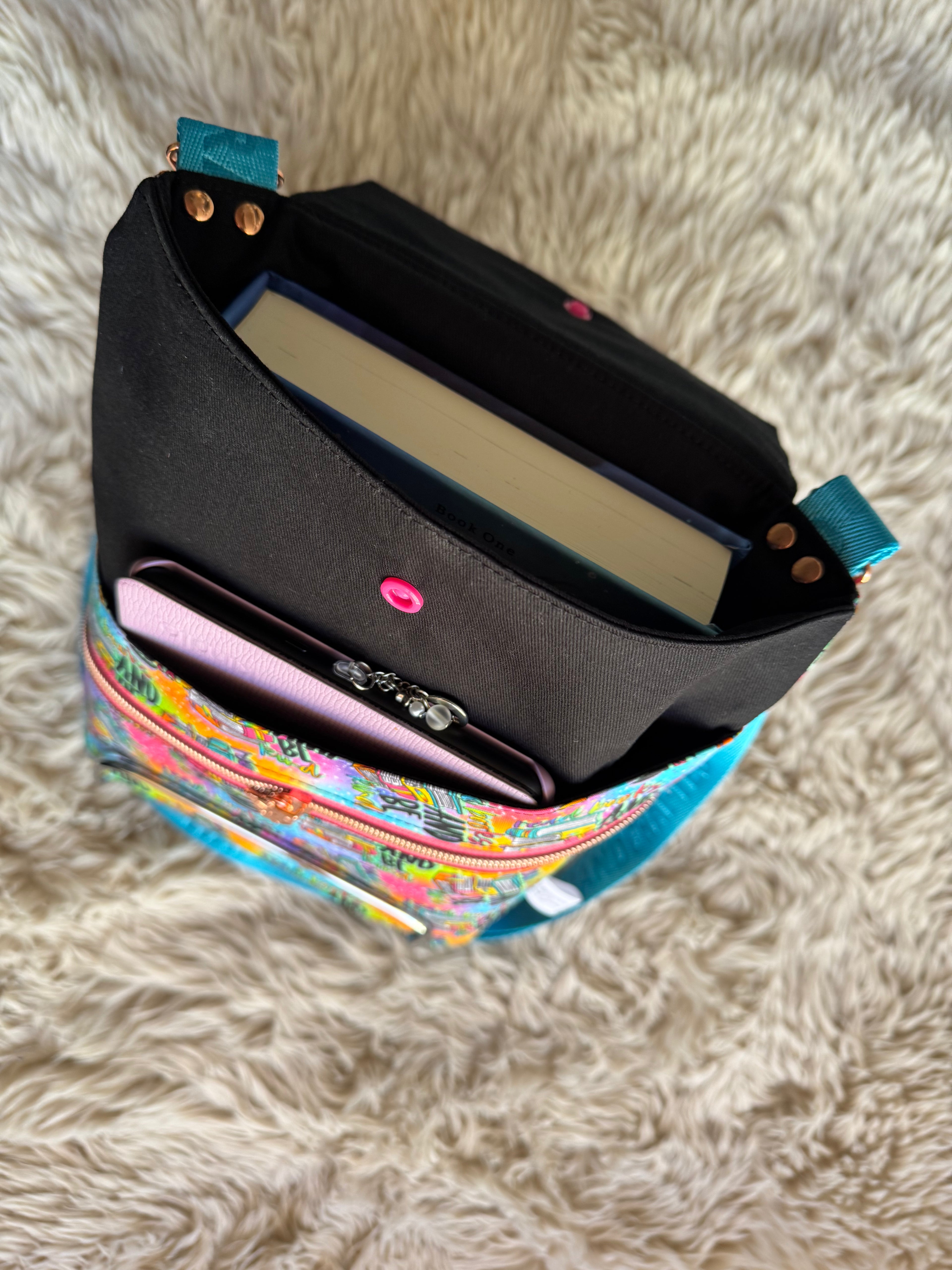Read books and be kind Large 3in1 Sleeve with adjustable strap