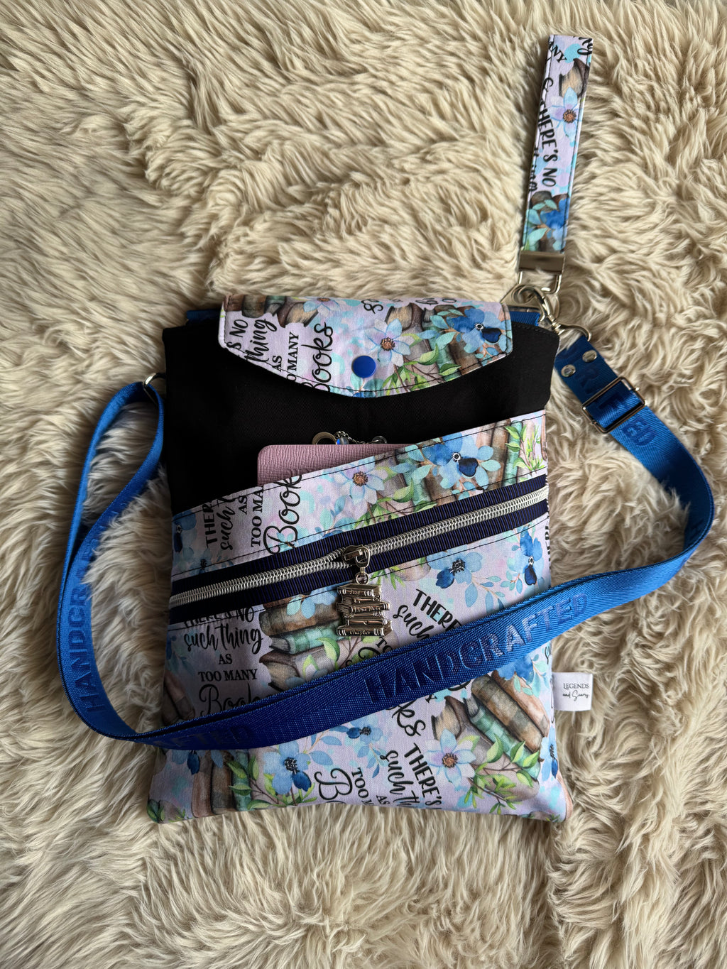 Never too many books Large 3in1 Sleeve with adjustable strap