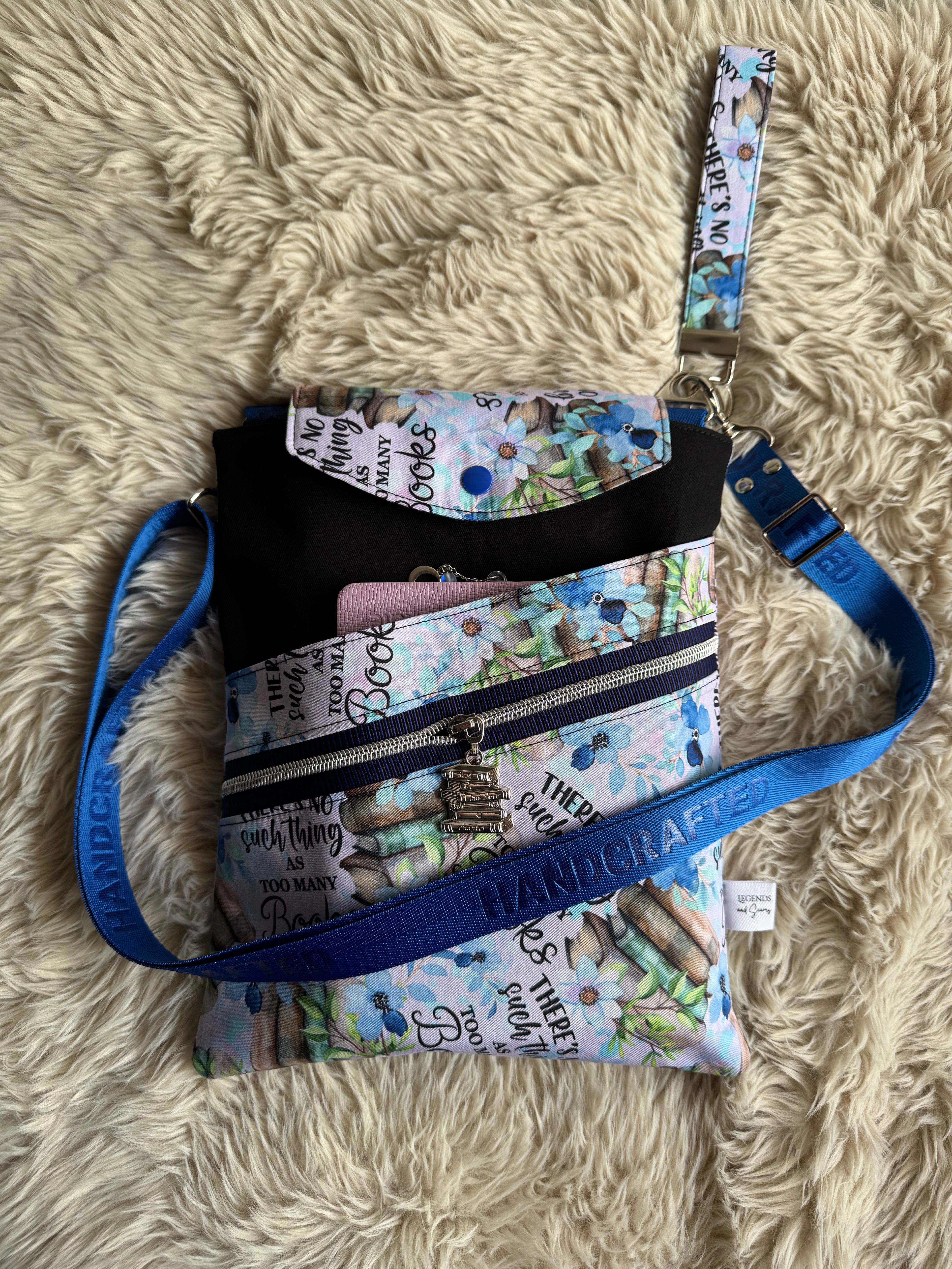 Never too many books Large 3in1 Sleeve with adjustable strap