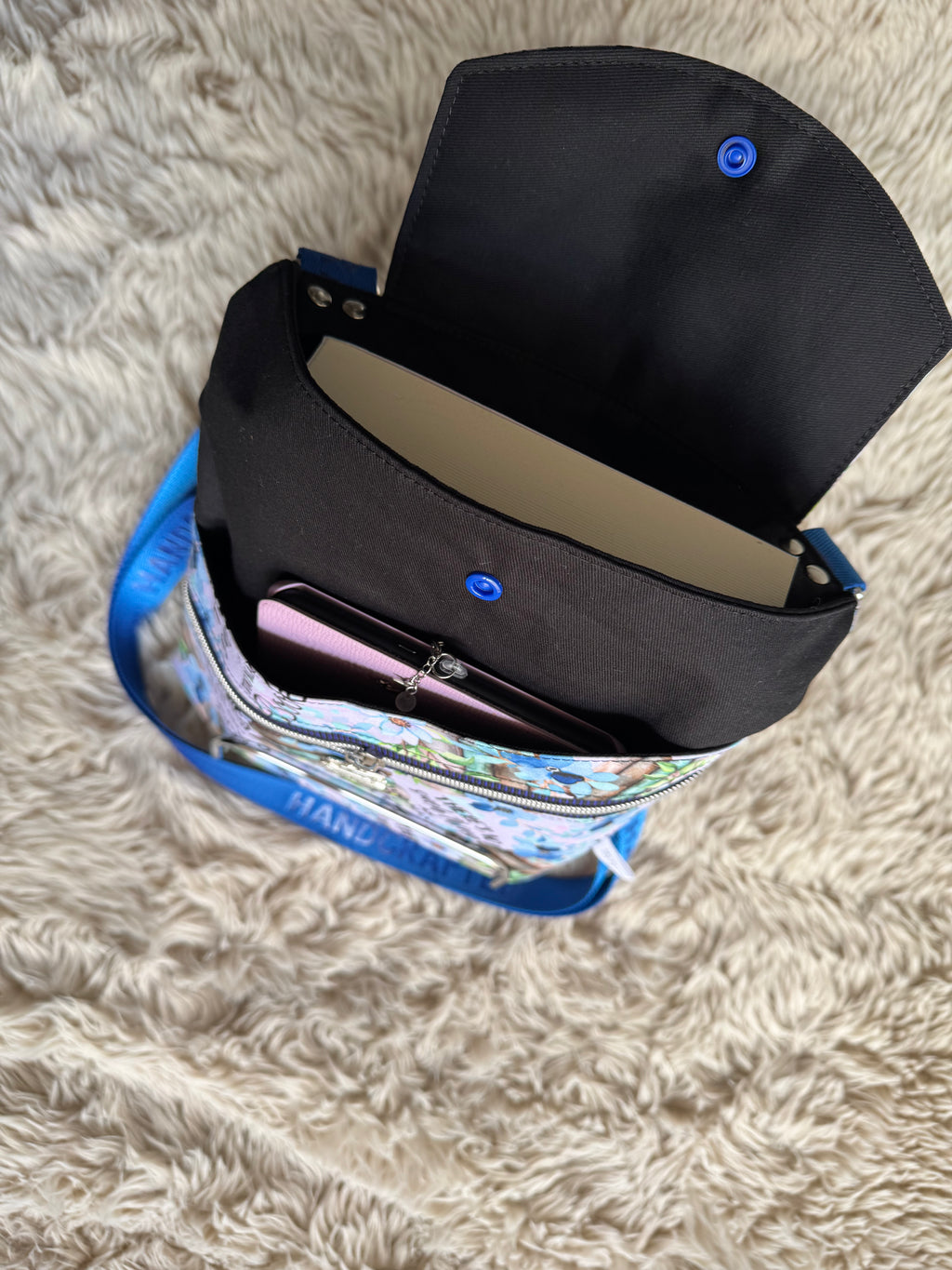 Never too many books Large 3in1 Sleeve with adjustable strap