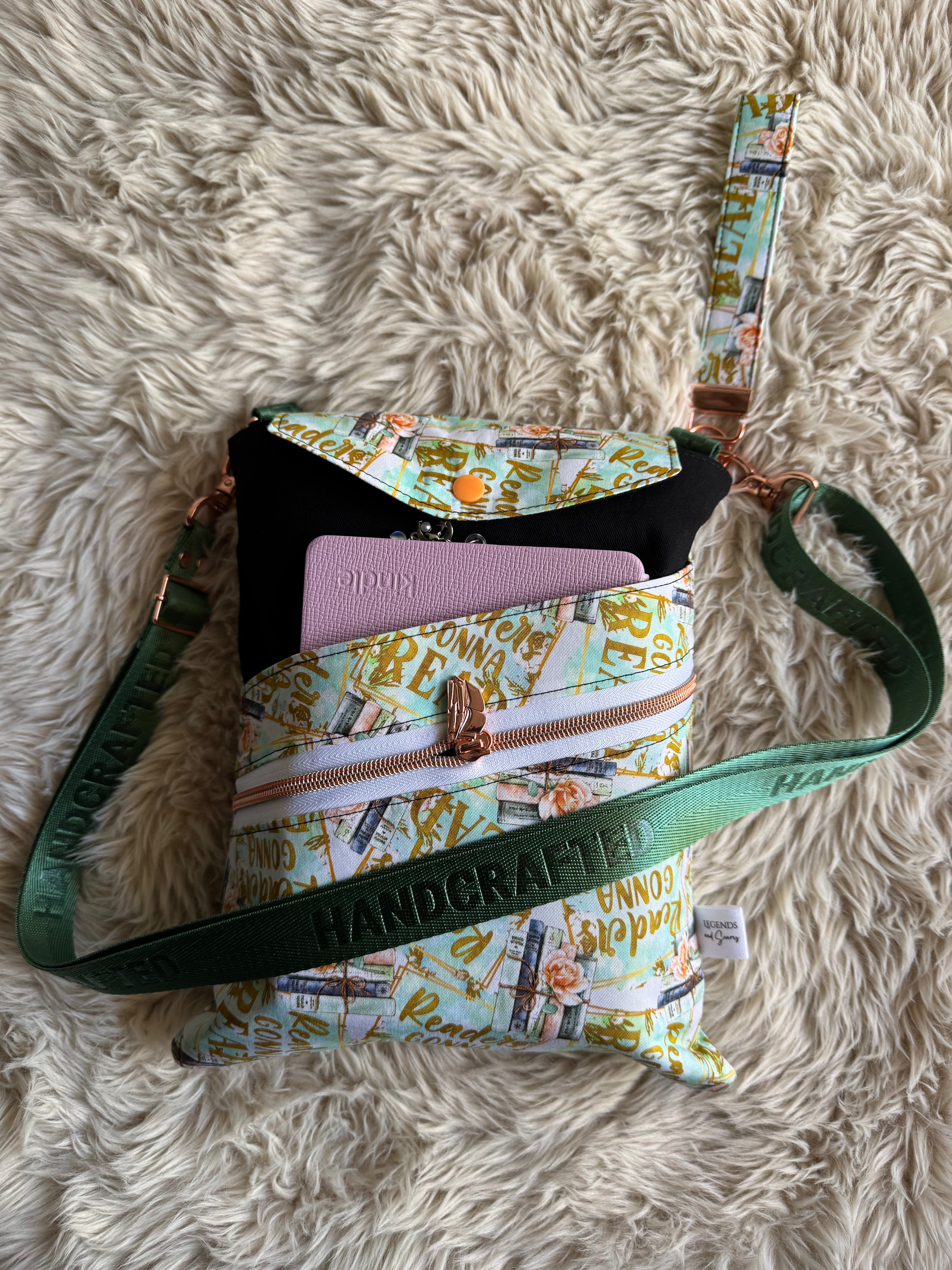 Readers gonna read Large 3in1 Sleeve with adjustable strap