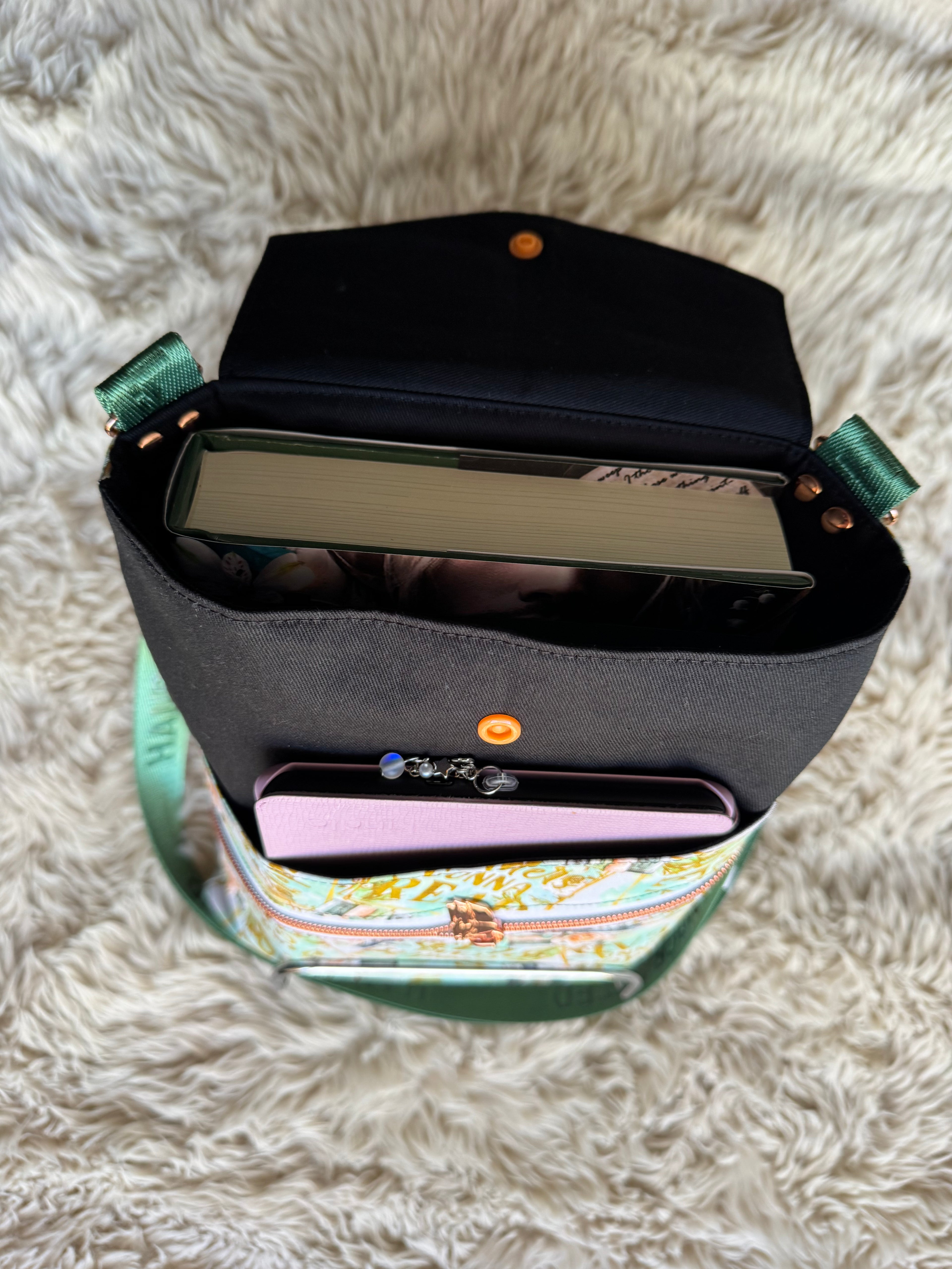 Readers gonna read Large 3in1 Sleeve with adjustable strap